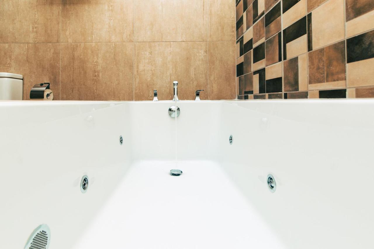 Blackwood Boutique Hotel And Apartments ダル・エス・サラーム エクステリア 写真
